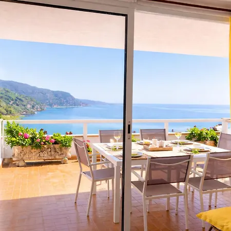 ⭑ Terrace + Sea Views + Private Beach. What Else? ⭑ Appartement *